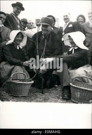 Avril 04, 1954 Champagne - vigne plantée à Montmartre : Un vieux vigneron de champagne entouré de deux ''Champenoises'' en costume national est vu ici la plantation d'une vigne apporté de vignes de Champagne au célèbre vignoble de Montmartre. Banque D'Images