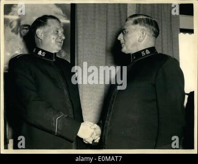 Mai 05, 1954 - Nouveau Chef de l'Armée du Salut est élu. Le Conseil supérieur de l'Armée du Salut, a annoncé aujourd'hui le nom de l'homme élu comme nouveau général du mouvement. Il est commissaire Wilfred Kitching, 61 ans. Un grand nom parmi les fanfares de l'armée, il est né à Wood Green et travaille aujourd'hui à l'Administration centrale de Londres. Général Albert Orsborn prend sa retraite le 30 juin après huit ans à la tête de l'armée. Photo : Keystone montre Commissaire Wilfred Kitching (à gauche), d'être félicité après son élection à Sunbury Court aujourd'hui, par le général à la retraite, Albert Orsborn. Banque D'Images