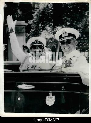 Juillet 07, 1954 - L'Empereur Hailé Sélassié en Grèce : l'Empereur Hailé Sélassié d'Ethiopie, est arrivé récemment à Athènes- sur une visite d'État en Grèce. Il a été accueilli à son arrivée par le roi Paul de Grèce. Photo montre : l'Empereur Hailé Sélassié salue la foule- comme avec le roi Paul de Grèce, il conduit au palais royal après son arrivée à Athènes. Banque D'Images