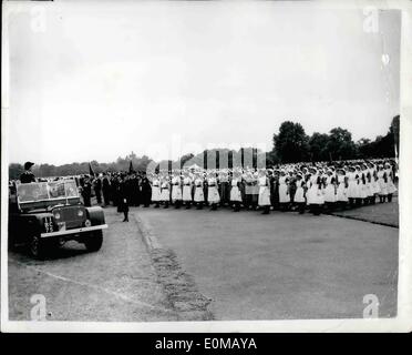 Juillet 07, 1954 - LA PRINCESSE MARGARET REVIEWS la brigade de l'AMBULANCE SAINT JEAN 8 000 CADETS À HYDE PARS. La princesse Margaret équitation dans une Land Rover a examiné près de 8 000 cadets de la Brigade de St Jean Ambulanoe dans Hyde Park aujourd'hui. L'cedets, garçons et filles de II et le nom de toutes les parties de l'Angleterre pour l'examen. PHOTO MONTRE : une vue générale montrant la princesse Margaret comme elle a passé en revue les cadets dans une Land Rover. Banque D'Images