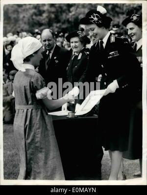 Juillet 07, 1954 - LA PRINCESSE MARGARET REVIEWS la brigade de l'AMBULANCE SAINT JEAN 8 000 CADETS À HYDE PARK PRINCESS MARGARET équitation dans une Land Rover a examiné près de 8 000 cadets de la Brigade de l'Ambulance St-Jean dans Hyde Park aujourd'hui. Les cadets, garçons et filles entre 11 et 81, sont venus de toutes les régions de l'Angleterre pf attand l'examen. Banque D'Images