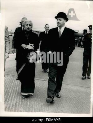 Juillet 07, 1954 - Mme. Pandit arrive à Londres en tant qu'invité du gouvernement britannique : Mme Pandit, Président de l'Assemblée générale des Nations Unies, et sœur de M. Nehru, le Premier Ministre indien, et bientôt le Haut Commissaire de la Grande-Bretagne, est arrivé par l'air à l'aéroport de Londres en tant qu'invité du gouvernement britannique. Sur la photo, Mme Pandit vu avec M. Selwyn Lloyd, Ministre d'État, qui s'est réuni pour son arrivée à l'aéroport de Londres aujourd'hui. Banque D'Images