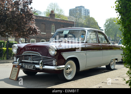 Ford Zodiac Chatham Dockyard classic car show Banque D'Images