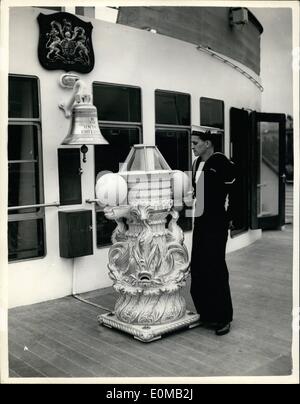 Mai 05, 1954 - Photos à bord du yacht royal Britannia maintenant amarrés à quai de la tour. Photo montre peut-matelot de Leslie Howard, de Somerset, à la recherche à l'équipage du navire sur le pinnacle pont soleil du yacht royal. Ce sommet est originaire de l'Royal George, a été transmise à la Victoria et Albert, et prend maintenant sa place dans Britannia. Banque D'Images