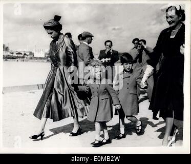 Mai 06, 1954 Queen - Montres Duc Jouer Polo à Malte. Sa Majesté la reine avec ses enfants, le Prince Charles et la Princesse Anne - et la comtesse Mountbatten, ont suivi le duc d'Édimbourg et Earl Mountbatten jouer pour la Marine royale dans le polo match annuel contre l'armée - à la Marsa de polo d'Malte hier. Photo Keystone montre :- SA MAJESTÉ LA REINE, avec la Princesse Anne, le Prince Charles et la comtesse Mountbatten, vu la marche dans le poney composé à l'Marsa polo ground, Malte, hier. Banque D'Images