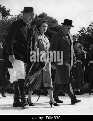 6 mai 1954 - Malte - LA REINE ELIZABETH II ET LE COMTE MOUNTBATTEN arrivent à la Marsa polo sol pour regarder le Prince Philip jouer pour la Marine royale. Banque D'Images