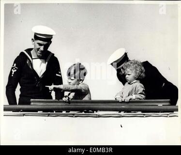 11 mai 1954 - Visite Royale à Gibraltar, aux enfants de chercher sur ; photo montre le Prince Charles souligne un élément d'intérêt alors que la Princesse est à l'écoute de l'un des deux principaux chauffeurs qui gardez un sur eux à bord du Brittannia à Bibralter au cours de la visite royale hier. Banque D'Images