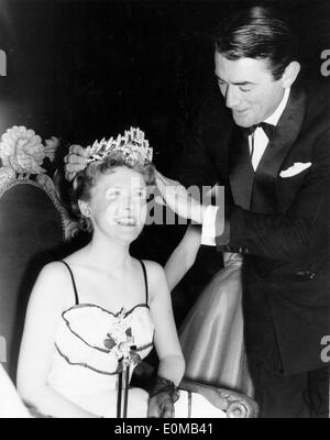 Gregory Peck couronner la reine de bal National winner Janet Ball Banque D'Images