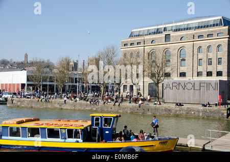 Ferry bateau de plaisance à l'extérieur de Arnolfini Arts Centre, Bristol Banque D'Images