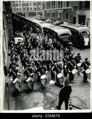 Juillet 07, 1954 - célèbre Brass Band arrive. Les 185 mineurs qui forme le fameux brass band des houillères du bassin de Lorraine , sont prévues aujourd'hui à Londres et pour marquer leur plaisir à la visite, ils ont demandé que des dispositions soient prises pour eux de donner un peu d'animations à Londres et les Londoniens. Ce qu'ils feront dans l'Embankment Gardens ce soir. Après avoir joué dans l'Embankment Gardens ils dîner à Soho et quittent Victoria par les membres de l'avant guerre est demeurée, il a été reconstitué en décembre 1947 , et, après une longue lutte, le chef d'orchestre, M Banque D'Images