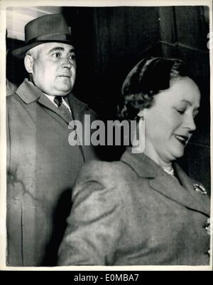 Juillet 14, 1954 - L'espionnage de Petrov assiste à la Commission, à Melbourne. Les systèmes d'espionnage soviétique d'enquête : l'image montre : Vladimir Mikhailovitch Pertov ancien Troisième Secrétaire à l'ambassade soviétique - et sa femme Evdokia vu comme ils après avoir assisté à une audience de la Commission royale d'enquête sur l'espionnage en Australie- du bâtiment de la Haute Cour- Melbourne.. La Petrov's ont obtenu l'asile politique en Australie - après qu'ils avaient faits révélations concernant l'espionnage soviétique dans le monde system dans le monde entier. Banque D'Images