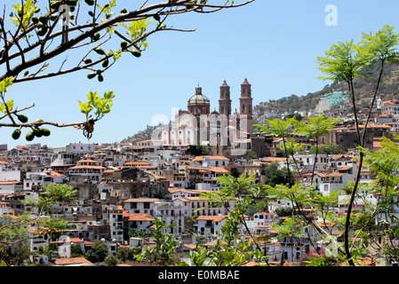 L'église de Santa Prisca vu de l'autre côté de la ville, Taxco, Guerrero, Mexique Banque D'Images