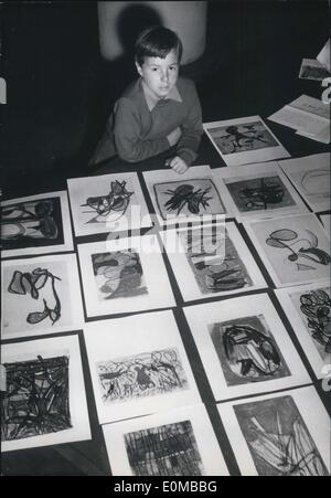 28 mai 1954 - 9 ans les expositions ''abrégé'' Peintures : 9-Year-Old Patrick Jourdain de Paris parmi ses tableaux sur Banque D'Images