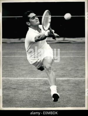 Juin 06, 1954 - Wimbledon - premier jour, Stockenberg (Suède) v Moreira (Brésil) ; Photo montre R. Moreira, du Brésil, dans l'action contre S. Stockenberg (Suède), lors de leur match à Wimbledon aujourd'hui. Banque D'Images