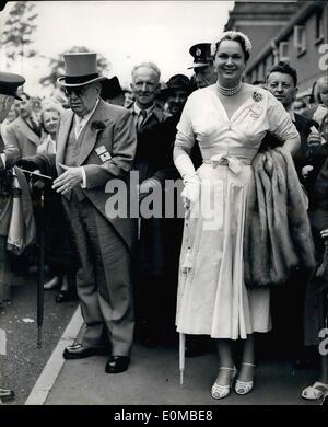 Juin 06, 1954 - Royal Ascot - Deuxième jour. La Bégum Aga Khan et y participer. La photo montre l'Aga Khan et la Begum photographiés à leur arrivée au Ascot hier, le deuxième jour de la réunion. Banque D'Images