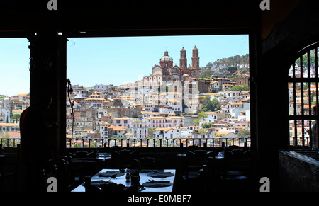 Vue sur l'église de Santa Prisca et la ville de Taxco en regardant par la fenêtre d'un restaurant, Taxco, Mexique Banque D'Images