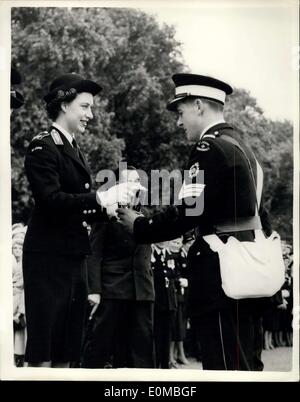 Juillet 24, 1954 - La princesse Margaret Reviews la Brigade de l'Ambulance Saint Jean 8 000 Cadets à Hyde Park - Princess Margaret Équitation dans une Land Rover a examiné près de 8 000 cadets de la Brigade de l'Ambulance St-Jean dans Hyde Park. Les cadets, garçons et filles de 11 et 21 ans, viennent de toutes les régions de l'Angleterre pour assister à l'examen. Photo montre :- la princesse Margaret présente l'American Cup pour leur bravoure à l'étudiant Le Caporal John Price, de l'Award pour son travail lors des inondations à Tilbury. Banque D'Images