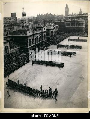 Juin 06, 1954 - La parade la cérémonie des couleurs. Service Bippa Photo montre :- vue générale sur Horse Guards Parade, comme Sa Majesté La Reine reçoit le salut pendant la parade la cérémonie des couleurs. Banque D'Images