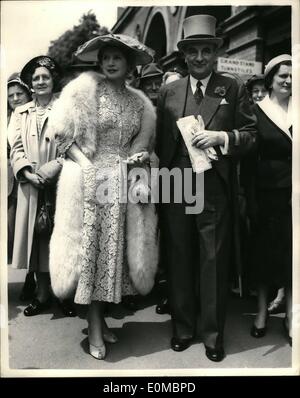 Juin 06, 1954 - Premier jour de la réunion Royal Ascot...Sir Bernard et Lady Docker arriver : Photo montre Lady Docker porte un chapeau de paille rouge lorsque - avec Sir Bernard Docker elle est arrivée à Ascot aujourd hui pour la première journée de la réunion royale. Banque D'Images