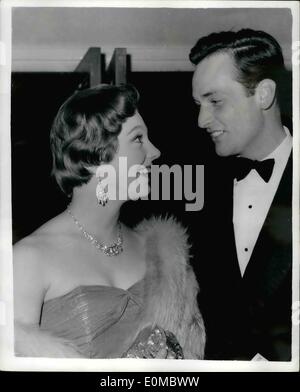 08 août, 1954 - Première mondiale de son nouveau film ''Young Lovers'' à Leicester square theatre. Photo montre David Knight qui joue de l'homme de l'Aimée actrice bdsm Il Harvey sur l'arrivée à l'Leicester Square Theatre hier soir pour la première du nouveau film ''Les jeunes amoureux' Banque D'Images