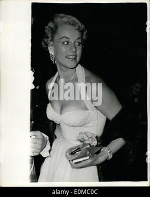 Juin 06, 1954 - Patti sort... Première nuit de ''l'asile'' à Londres. Photo montre modèle populaire Patti Morgan --fille du leader du groupe Victor Silvester porte un bonbon rose en nylon à rayures robe - lorsqu'elle est arrivée à l'Odeon Leicester Square, - pour la première nuit de ''l'asile Banque D'Images