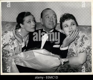 Juin 06, 1954 - première nuit de ''Après la balle''. Noel Coward Succ Photo montre Noel Coward avec Vanessa Lee (à gauche) et de Marie Banque D'Images