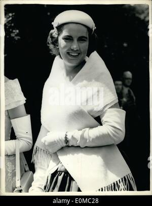 Juin 06, 1954 - Royal Ascot - Deuxième jour. Visiteur de l'Australie. Photo montre Miss Julianne M. McClure qui vient d'Adélaïde, Australie porte une grande étole blanche sur une robe rouge et avec une haine blanche lorsqu'elle est arrivée à Ascot aujourd'hui pour la deuxième journée de la séance royale. Banque D'Images