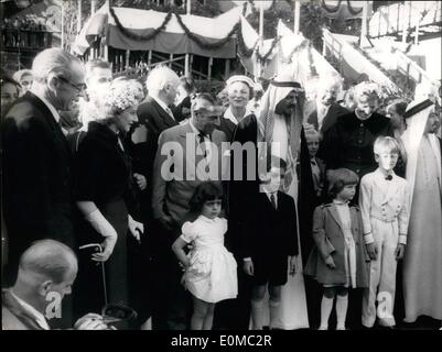 Juin 06, 1954 - nom du grand parti Big Tank : le nouveau gros et super pétrolier '' King Saudi,'' a été nommé par le Prince Bismarck va plier l'eau de Mekk . La photo montre le souverain Bismarck, Tina Onassis, le directeur général Scheck, Sokrates Onassis, le ministre de l'économie d'Arabie saoudite Sheik Mohammad Abdullah Alireza, le vice-chancelier Blucher et la princesse Annemarie de ismarok Childs. Banque D'Images