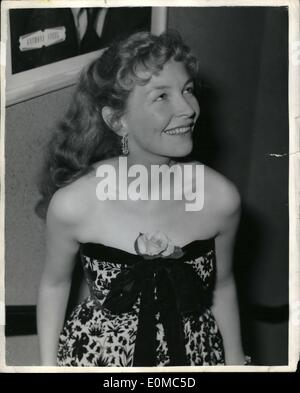 08 août, 1954 - Première mondiale de son nouveau film ''Young Lovers'' au Leicester Square Theatre. Photo montre Odile Versois, French-Born star du film, qui joue le rôle de la fille d'un diplomate stern ancien Rideau de fer, arrivant pour la premiere nuit dernière. Banque D'Images