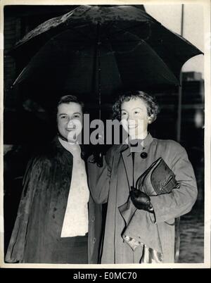 08 août 1954 - Les étudiants français au County Hall : Une partie d'environ 60 étudiants français qui sont dans ce pays pour un mois d'été sur un cours de langues officielles organisées par la Cité Universitaire Club, a visité aujourd'hui le County Hall, où ils ont entendu un exposé sur les travaux de la London County Council, et a vu le film ''du conseil du comté de Capital'', après quoi ils ont visité le County Hall. Photo montre deux des étudiants français à leur arrivée au County Hall aujourd'hui. Ils sont (de gauche à droite) : Fransoise Adrian, 20 ans, de Rouan, et Claudine Wagner, 21 ans, de Paris. Ils s'abriter sous un parapluie de la pluie. Banque D'Images