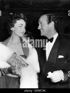 L'acteur David Niven et épouse Hjordis arriver au théâtre Banque D'Images