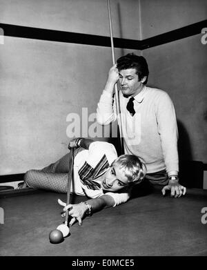 L'acteur Roger Moore et son épouse Dorothy Squires playing pool Banque D'Images