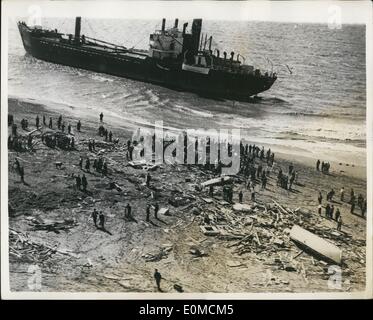 10 octobre 1954 - cent meurent dans le typhon japonais : des centaines de personnes sont mortes lorsque le traversier-rail Toya Maru a renversé à Hakodatre, au Japon au cours du récent typhon. La photo montre la vue sur la plage jonchée de débris - après la catastrophe. à Hakodate. Banque D'Images