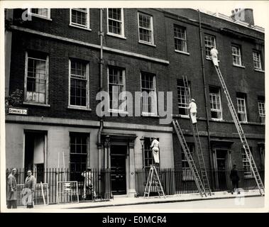 Septembre 08, 1954 - no10 est une peinture jusqu'ouvriers à Downing Street : photo montre la scène au n° 10 Downing Street ce matin comme travailleurs avec leurs nombreux ladders était occupé à peindre la résidence officielle du Premier Ministre. C'est la première fois que le bâtiment a eu une pointant à l'extérieur pendant trois ans. Banque D'Images