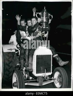 Septembre 09, 1954 - Ronnie Moore remporte le championnat du monde de speedway. 21 ans néo-zélandais, Ronnie Moore, de Wimbledon, la nuit dernière a remporté le world speedway et Brian béquilles, de Wembley, à égalité en deuxième place, et crutcher a gagné le ruissellement, phto montre Ronnie Moore, tenant le trophée expédition Dimanche, avec Brian Crutchr et Olle Nygren vu sur le tracteur durng triomphe de la ride autour de la piste - après la nuit dernière au championnat à Wembley. Banque D'Images