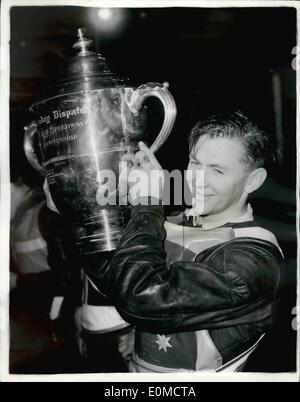 Septembre 09, 1954 - Ronnie Moore remporte le Championnat du Monde de Speedway, 21 ans, néo-zélandais, Ronnie Moore, de Wimbledon - La nuit dernière a remporté le championnat du monde de speedway à Wembley. Olle Nygren, de la Suède, et Brian Crutcher, de Wembley, à égalité en deuxième place, et Grutcher a remporté la course au large. Photo montre Ronnie Moore - vu avec l'expédition après avoir remporté le trophée dimanche championnat la nuit dernière. Banque D'Images