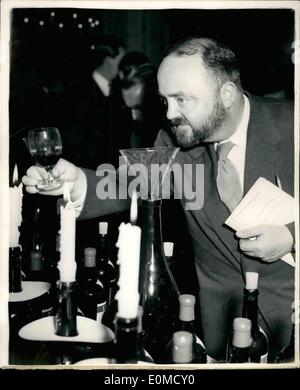 10 octobre 1954 - dégustation annuelle de vins français. Photo montre Philip Harben, le téléviseur sock, études le vin par la lumière des bougies au cours de la cérémonie qui a eu lieu de dégustation de vin dans les caves de Lebegue & Co. Banque D'Images