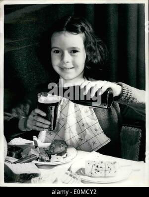 10 octobre 1954 - Il est âgé de neuf ans - et boit de la bière avec ses repas.. Neuf ans Margaret Millington qui vit à Alexandria Road, N.W. Londres - a fait sensation lorsqu'il est apparu qu'elle préfère la bière à toute autre boisson - avec ses repas.. Margaret qui veut être de la corde raide a eu son premier goût de la bière à dix-huit mois - et aimé depuis le début.. Son Yorkshire né mère répond aux critiques en affirmant que ''il l'aime - et c'est bon pour elle''.... Photo montre :- Margaret Millington verse elle-même hors d'un verre de bière. Banque D'Images