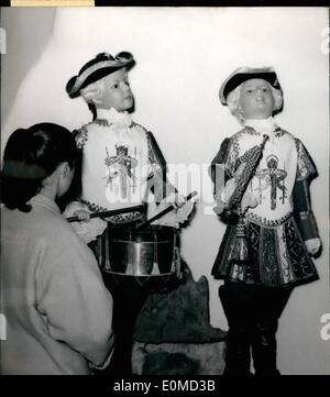 Septembre 09, 1954 - Les Robots des âges passés montré à Paris : Deux XVIII. Siècle Soldats français jouer une marche militaire, l'une des caractéristiques de l'ancien robot d'horloges et d'exposition actuellement en cours au Musée des Arts et Métiers, Paris. Banque D'Images