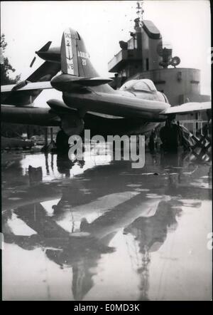 Septembre 09, 1954 - Prêt pour montrer nautique : un avion prêt à décoller à bord de la réplique du porte-avions français ''George Clemenceau'' spécialement conçu pour le spectacle nautique annuel qui s'ouvre sur la Seine Quai demain. Banque D'Images