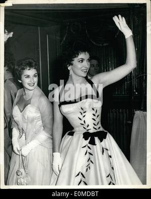 10 octobre 1954 - Festival du Film Italien ouvre à Londres reine assiste à la première de Gala ''fantaisie napolitaine'' : La Reine, accompagnée du duc d'Édimbourg et la princesse Margaret est allé(e) à la Royal Gala d'avant de ''fantaisie napolitaine'' au théâtre ce soir, Tivali pour marquer l'ouverture de l'Italien Film Festival à Londres. Photo montre Irene Genna (à gauche) et Gina Lollobrigida, vague un salut à la foule qui se sont rassemblés devant le théâtre Tivoli ce soir. Banque D'Images