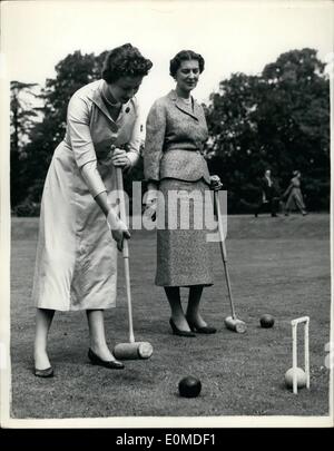 Septembre 09, 1954 - La duchesse de Kent et la Princesse Alexandra jouer au croquet. Son Altesse Royale la duchesse de Kent et sa fille la princesse Alexandra devaient être vu ce matin à leur domicile Coppins, Iver Bucks. Photo montre la duchesse de Kent et  Princess Alexandra ont un jeu de croquet sur la pelouse à Coppins ce matin. Banque D'Images