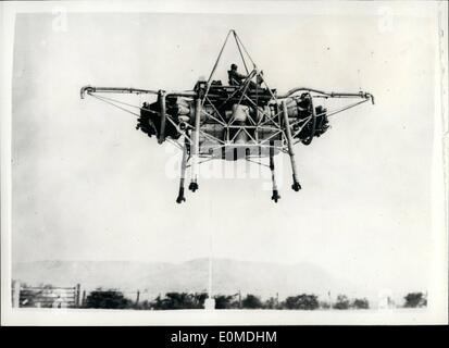 Septembre 09, 1954 - Première photo officielle de la ''Tête de vol''. La dernière machine volante ''Le lit volant'' nouvelle de ce qui a été donné par le ministre de l'approvisionnement, M. Duncan Sandys à la veille de la Farnborough Air Show est vue dans l'air pendant un vol d'essai . Il n'a pas d'ailes ou de rotors et peut décoller verticalement à partir d'une position horizontale, il est alimenté par deux Rolls-Royce ''none'' ensemble des moteurs à l'horizontale dans l'opposition, un de chaque côté du cadre Banque D'Images