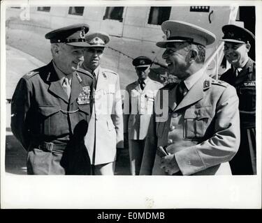 11 octobre 1954 - 11.10.54 Le maréchal vicomte Montgomery en Turquie. Le maréchal vicomte Montgomery, l'Adjoint au Commandant suprême des forces alliées, l'Europe vue sur cette récente arrivée à l'aéroport d'Ankara, pour sa récente visite officielle de deux jours en Turquie. Il est accueilli par le général Nureddin Baransel, chef d'état-major turc. Banque D'Images
