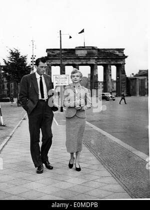 Gregory Peck et Anita Bjork 'tournage nuit Personnes' Banque D'Images