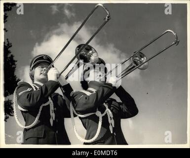 Septembre 16, 1954 - Women's Royal Air Force bande centrale joueurs Trombone Kathleen Amelia et Wendy Marjorie Banque D'Images