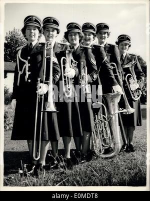 Septembre 16, 1954 - Women's Royal Air Force bande centrale se prépare à 1 400 Miles Tour. : Les membres de la Women's Royal Air Force bande centrale devait être vu à Uxbridge ce matin en répétition pour leur tournée 1400 miles du pays qui commence le 21 septembre. Ils sont à visiter Leicester, Derby ; Northampton Nottingham ; ; ; Doncaster Leeds ; Huddersfield ; Harrogate ; Newcastle confirme ; Sunderland ; Middlesborough et Hull. Photo montre six jeunes femmes de Yorkshire dans les cuivres -vu à Uxbridge aujourd'hui. Ils sont la L-R :- SGR. Doreen Simpson (24) de Bradford ; OPL. Clarice Woodall (19), de Richmond ; CPL Banque D'Images