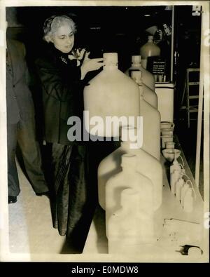 01 janvier 1955 - Ouverture du Salon de l'emballage. Mme Pandit avec bonbonne polyéthylène : le nouveau Haut Commissaire aux droits de l'Inde Mme Vijaya Lakshmi Pandit de sœur au Premier Ministre indien- accompagné le Lord du Sceau privé- Capt RT. L'honorableH. Crookshank député quand il ouvrit le quatrième Salon de l'emballage qui se tiendra à Olympie- ce matin. Photo montre : Madame Vijaya Lakshmi Pandit essaie le poids d'un ''kylon''- une bonbonne polyéthylène f les nouveaux emballages - lors de l'exposition ce matin. Banque D'Images