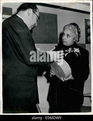 01 janvier 1955 - Ouverture du salon de l'emballage. Mme Pandit indien au stand des filatures de jute. : le nouveau Haut Commissaire aux droits de l'Inde - Mme Vijaya Lakshmi Pandit, soeur de Premier Ministre de l'Inde - accompagné le Lord du Sceau privé - Le Capitaine TR. L'honorable H. Crookshank député quand il ouvrit le quatrième Salon de l'emballage aux Jeux olympiques - ce matin. Photo montre Mme VijayaLakshmi Pandit est illustré d'une bobine de toile de jute par M. W.B. Moncur, Londres Président de la jute indiens Mills - lors de sa visite de l'exposition ce matin. Banque D'Images