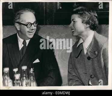 01 janv., 1955 - Ingrid Berman arrive dans sa ville natale de premières représentations de Stockholm en Suède depuis 18 ans : Ingrid Bergman la célèbre actrice suédoise est arrivé à Stockholm récemment pour donner des représentations de son Jeanne d'Arc. Elle était accompagné par son mari italien Roberto Rosselino et ses trois enfants. C'est sa première performance dans son pays pendant 18 ans. Photo montre Ingrid Bergman entretien avec M. Joel Berglund - Directeur de l'Opéra de Roayl à Stockholm lors de la conférence de presse sur l'arrivée d'Ingrid. Banque D'Images